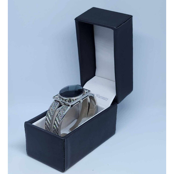 Wristwatch P.O.V Quartz T Locket Cuff Bracelet With Original Box New Battery - Picture 1 of 16